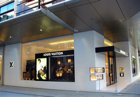 louis vuitton queens plaza mall.